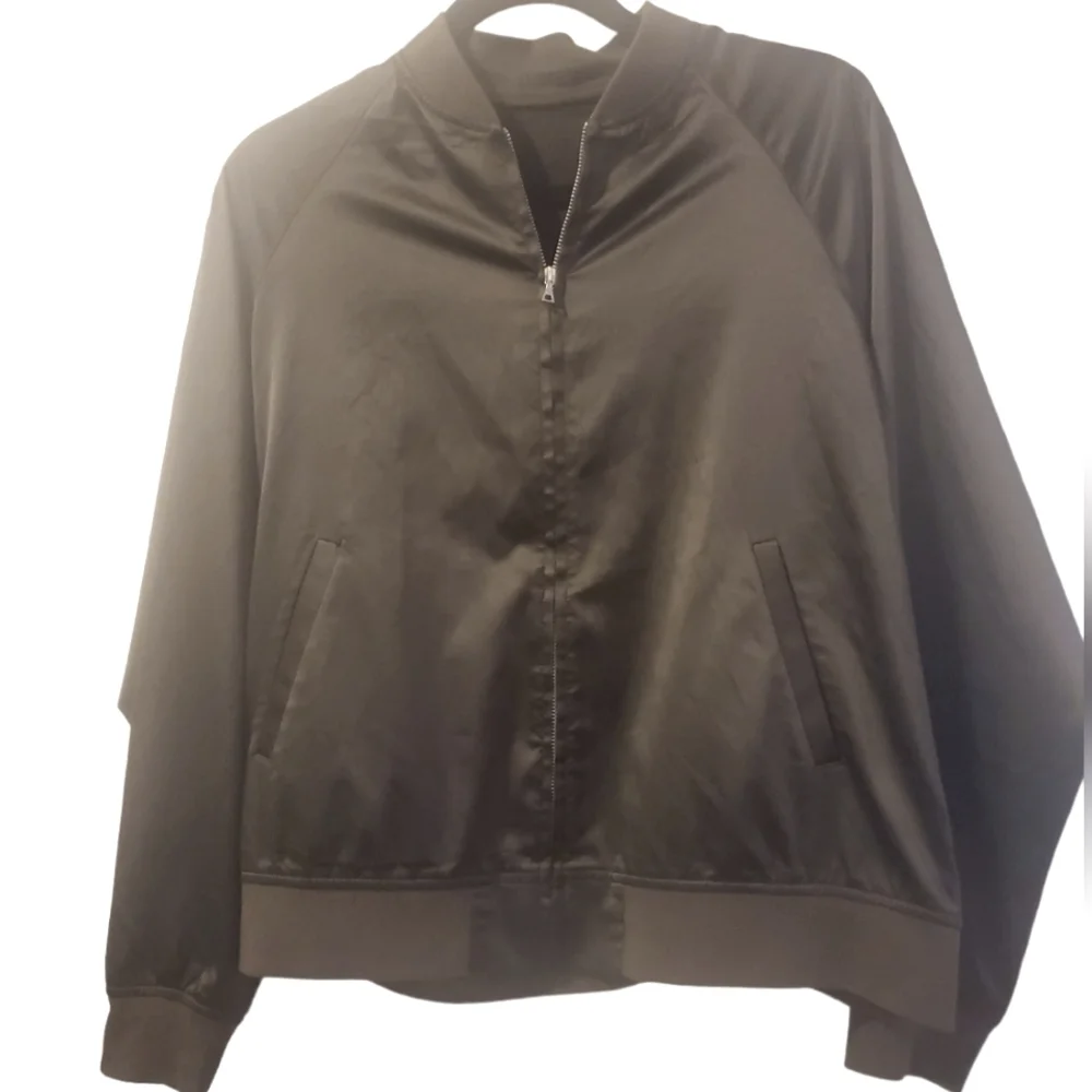 Uniqlo women's lightweight olive green bomber jacket